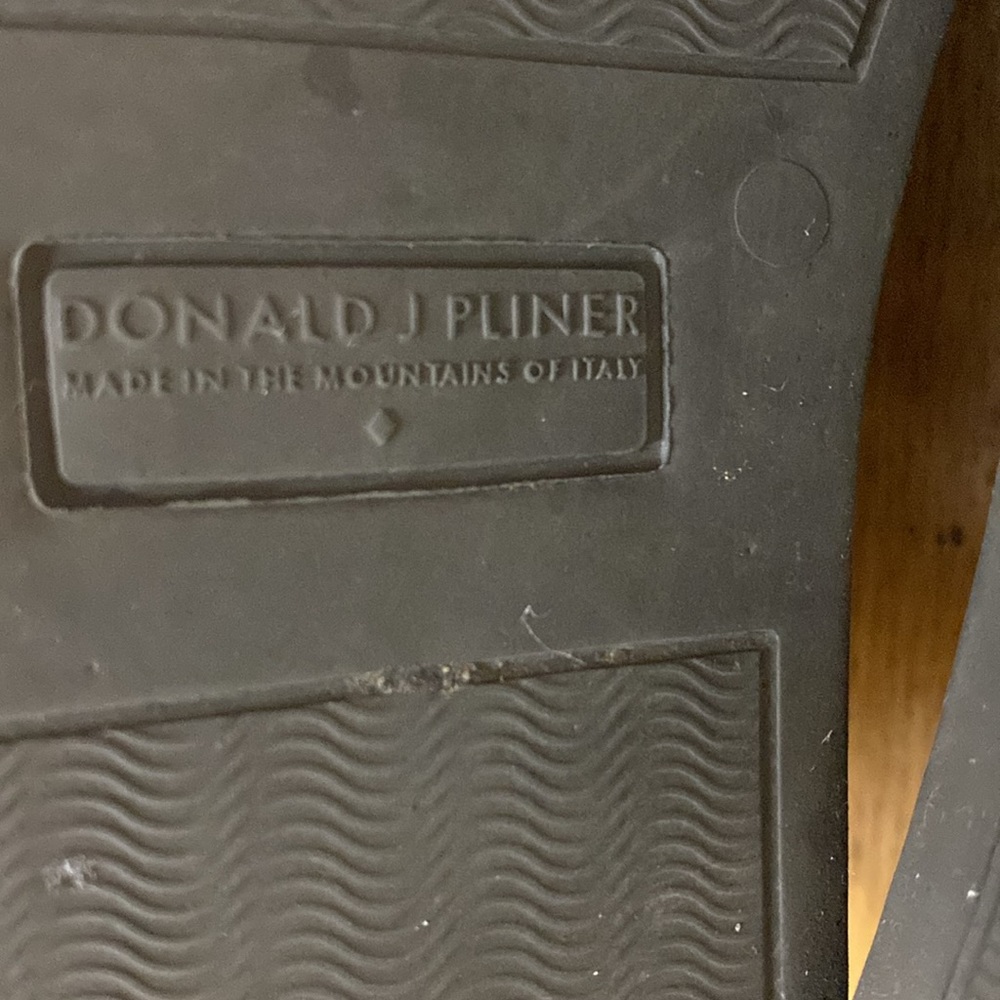 Donald J Pliner Black Leather 10.5 Sneakers - Picture 6 of 7